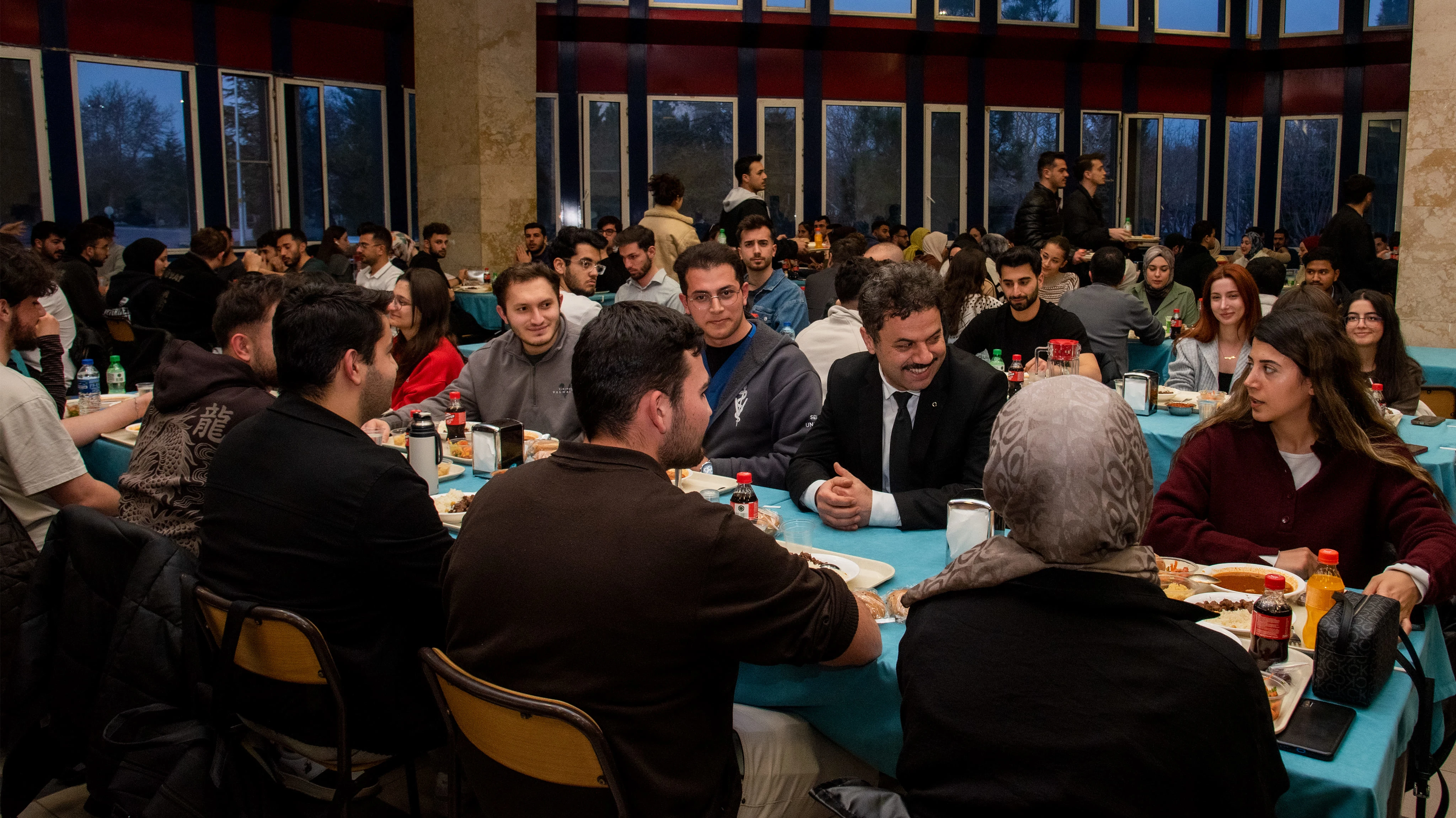 Rektör Yılmaz öğrencilerle iftar yemeğinde bir araya geldi